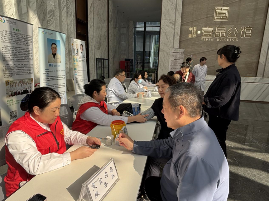 公益义诊进社区 健康服务暖人心 深耕政企便民服务 中医理疗暖心送上门